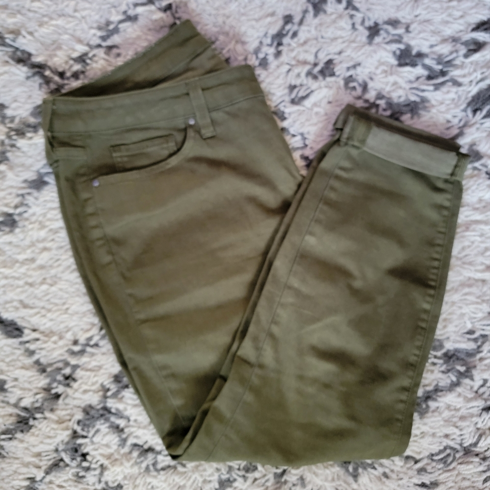 A.n.a Skinny Ankle Green pants